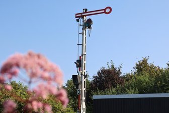 Nanu, was macht dieses elf Meter hohe Eisenbahnsignal in einer Zwickauer Kleingartenanlage? - Zwischen Sträuchern und Bäumen ragt in in der Kleingartenanlage Sonnenstein in Zwickau-Bockwa dieses Zugsignal empor. Was hat es damit auf sich?