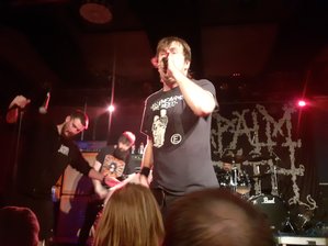 Napalm-Death-Frontmann Barney Greenway in Aktion im Leipziger Klub Conne Island.