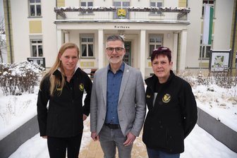 Narren aus Bad Elster spenden für das Brunnenfest - Nicole Schneider (links) und Heike Geipel vom Fosnetclub mit Bürgermeister Olaf Schlott.