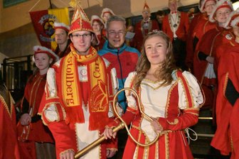 Narren aus dem Erzgebirge holen sich Rathausschlüssel - aber nicht im Rathaus - Prinz Felix I. und Prinzessin Sarah I. haben von OB Marcel Schmidt (Mitte) den Rathausschlüssel übernommen.