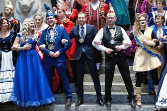 Narren aus Mittelsachsen erobern die Staatskanzlei: Kommt Michael Kretschmer nach Penig? - So feierte Ministerpräsident Michael Kretschmer im Vorjahr mit den Vertretern des Verbandes Sächsischer Carneval in der Staatskanzlei.