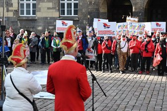 Narren-Demo vor Chemnitzer Rathaus gegen Corona-Beschränkungen für Fasching in Sachsen - 