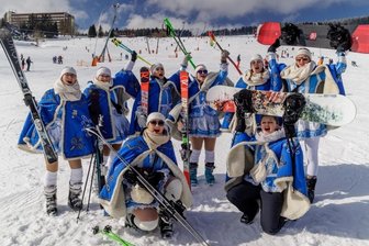 Narren entern auch ohne Skifasching Hang am Fichtelberg - Die Mitglieder des Faschingsvereins in Oberweisenthal veranstalteten einen kurzen Aufzug.