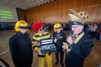 Narren erobern Rathausschlüssel in Plauen: „Mehr Unsinn als die Stadtverwaltung können selbst wir schlecht machen“ - Verkleidete Mitarbeitende der Stadtverwaltung und Joachim Kriester vom VVC.
