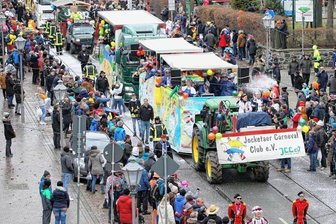 Narren heiß auf Faschingsumzug - Der Faschingsumzug wird auch in diesem Jahr über die Neundorfer Straße Richtung Rathaus rollen. 
