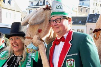 Narren in Lengenfeld und Irfersgrün nehmen Faschingssaison trotz Einschränkungen ins Visier - Daniela Wutzler und LCC-Präsident Andreas Lenk hatten viel Spaß mit Kamel Bernd.