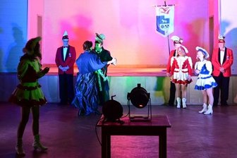 Narren kommen ins Wohnzimmer - Das Prinzenpaar Maik I. und Jana II. tanzen in der "Linde" in Culitzsch den Schneewalzer vor einem leeren Saal.