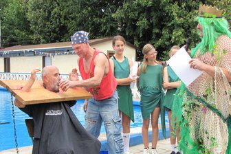 Narren mischen Badfest in Geringswalde auf - Janko Otto vom Faschingsclub führt mit Günter Lottes (l.) die Zeremonie durch.