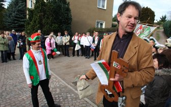 Narren nehmen Zepter in die Hand - 
              <p class="artikelinhalt">Der Oberlungwitzer Bürgermeister ist seinen Rathausschlüssel nicht an den Karnevalsverein losgeworden: Die Narren wollen nämlich den Berg an Arbeit, der in Form von Akten auf Steffen Schuberts Schreibtisch liegt, nicht haben.</p>
            