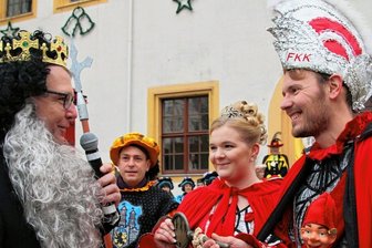 Narren rund um Freiberg beenden Winterschlaf - In ungewohntem Aufzug überreichte Oberbürgermeister Sven Krüger (l.) 2016 den Rathausschlüssel an das Prinzenpaar Aline I. und Stanley I. Ein solches Bild könnte es in wenigen Tagen erneut geben. 