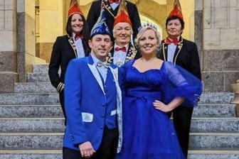 Narren sind zu Gast in der Staatskanzlei - Das Prinzenpaar Nora I. und Daniel II. (vorn) und die Abordnung des FCV in der Staatskanzlei.