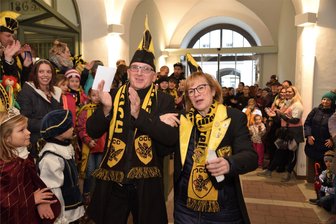 Narren stürmen Rathäuser im oberen Vogtland - Tilo Fuhrmann und Jana Carabello vom OCC moderierten 2023 den Rathaussturm in Oelsnitz.