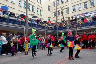 Narren übernehmen bei Dauerregen die Macht: Warum das Wetter gar nicht zur Stimmung in den Vereinen von Glauchau passt - Großer Andrang: Rund 400 Besucher verfolgten im Ratshof-Atrium in Glauchau den Start in die närrische Zeit.