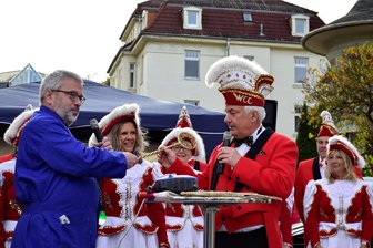 Narren übernehmen die Macht: Wie Westsachsen am 11.11. in die neue Faschingssaison startet - Friedliche Machtübergabe am Rathaus in Wilkau-Haßlau. WCC-Präsident Lutz Voigtmann übernimmt aus den Händen von Bürgermeister Stefan Feustel die Schlüsselgewalt.
