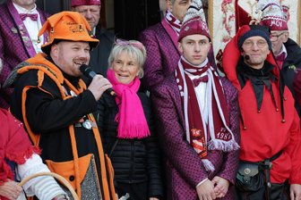 Narren-Vorschlag mit Zündstoff: Laden Meerane und Glauchau zu einer gemeinsamen Schlüssel- und Stadtzepter-Übergabe ein? - Sebastian Voigt (am Mikrofon) wirbt für eine gemeinsame Schlüssel- und Zepterübergabe in Glauchau und Meerane. Die Reaktionen fallen unterschiedlich aus.