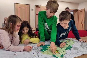 Naschwiesen für Ausflügler: Wie Heinsdorfer Kinder ihr Dorf zu einem schöneren Ort machen - Schnappschuss von der Marathon-Sitzung des Kindergemeinderats, in der Standorte und Pflanzensorten fürs Naschwiesen-Projekt festgelegt wurden. Von links: die Kindergemeinderäte Ella Wolf, Luise Junghänel (Kinderbürgermeisterin), Christian Heiner und Ludwig Wolf (als interessierter Bürger).