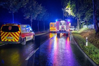 Nass und dunkel: Polestar-Fahrer kommt von der B 173 in Oberschöna ab - Verkehrsunfall auf der B 173 in Oberschöna am Montagabend: Rettungsdienst, Feuerwehr und Polizei sind im Einsatz.