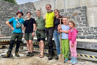 Nassau: Eine Gemeinde stemmt sich gegen das verwaiste Pfarrhaus - Arbeitseinsatz bei der Erlebnispfarre Nassau: Jonas, Marvin, Elias, Volker & Hilke Domsch, Nico und Melina. Dieses Jahr entsteht eine Freilichtbühne.