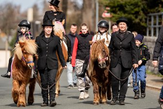 Nassau überrascht: Osterreiten im Erzgebirge zieht 100 Besucher an - Kristin Rabe-Thiele (l.) mit Komet und Ramona Dietel mit Malerv (r.) haben sich mit ihren Pferden am Osterreiten in Nassau im Osterzgebirge beteiligt. Knapp 100 Besucher waren dabei.