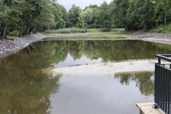 Nasser Teichschlamm treibt Kosten in die Höhe - Der müffelnde Schlamm aus dem Langen Teich ist verschwunden, dafür aber steigen die Rechnungen immer weiter. 