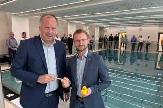 Nasskalter Sommer: Warum eine Stadt im Vogtland ihr Hallenbad nicht eher öffnet - Am 7. Juli an die Stadt übergeben, aber bis heute nicht genutzt: das Hallenbad Reichenbach.