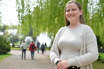 Natalie Krumbiegel (24) spricht am Förderzentrum in Brand-Erbisdorf über Organspende - Natalie Krumbiegel, hier im Freiberger Albertpark, lebt seit acht Jahren mit einer Spenderniere.