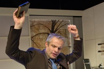 Nathan: Pathos raus, Esprit rein - Nathan tanzt. Björn-Ole Blunck zeigte Lessings reichen Juden als ebenso flotten wie gestressten Geschäftsmann heutiger Tage.