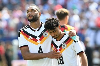 Nationalspieler zu Bayern? Einigung soll erzielt sein - Bald auch im Verein Teamkollegen? Jonathan Tah (l) und der offenbar vom FC Bayern umworbene Nathaniel Brown. (Archivbild)