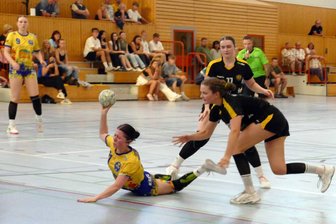 Nationalspielerin zeigt Marienbergs Handballerinnen die Grenzen auf - Gegen den HC Rödertal II sind Leni Winkler und ihre HSV-Kolleginnen auf dem harten Boden der Realität gelandet.