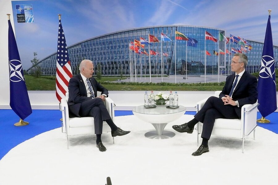 Nato blickt sorgenvoll auf China - Jens Stoltenberg (r), Nato-Generalsekretär, spricht mit Joe Biden, Präsident der USA, während eines bilateralen Treffens am Rande des Gipfels im Nato-Hauptquartier.