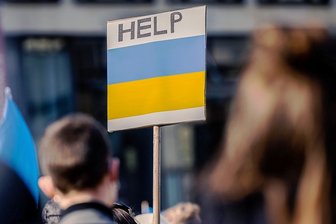 "Nato darf sich nicht hineinziehen lassen" - Hilfe für die Ukraine fordern Demonstrantinnen und Demonstranten bei einer Kundgebung am Sonntag in Bremen.