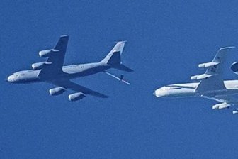 Nato trainiert Luftbetankung über Westsachsen - Das Tankflugzeug (links) und die Awacs-Maschine der Nato am Himmel über Neukirchen. 
