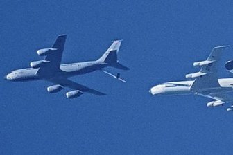 Nato trainiert Luftbetankung - Das Tankflugzeug (links) und die Awacs-Maschine der Nato am Himmel über Neukirchen.