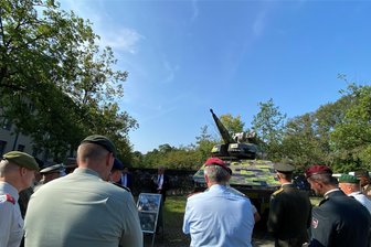 Natotreffen in Sachsen: Was Top-Generäle in Dresden machten – und warum ihr Treffen geheim blieb - Nato-Treffen der Landstreitkräfte in der Stauffenberg-Kaserne im August 2024 in Dresden. Im Hintergrund der Sky-Ranger zur Drohnenabwehr.