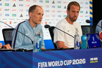 "Natürlich träumen wir": Tuchel heiß auf Englands WM-Start - Thomas Tuchel (l) und Harry Kane sprechen vor Englands WM-Start gegen Kroatien.