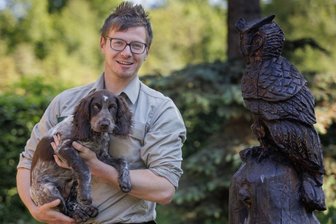 Natur gewährt neuem Förster keine Schonzeit - Matthias Wendlandt - hier mit seinem Hund Uno - ist der neue Leiter des Staatsforstreviers Grumbach. Der 30-Jährige kommt aus Hormersdorf. 