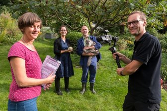Natur pur: Großrückerswalder schafft es in MDR-Gartenshow - Das MDR-Team mit Redakteurin Daniela Dufft (links), Moderatorin Nadine Witt und Kameramann Stephan Kießling hat Hobbygärtner Oliver Richter eine Saison lang begleitet. Bei den Besuchen und den Videodrehs in Großrückerswalde machten sie sich ein Bild davon, wie der 56-Jährige die gestellten Aufgaben umgesetzt hat. 