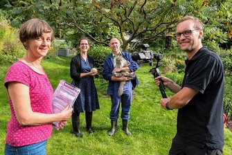 Natur pur: Hobbygärtner aus Großrückerswalde schafft es in MDR-Gartenshow - Das MDR-Team mit Redakteurin Daniela Dufft (links), Moderatorin Nadine Witt und Kameramann Stephan Kießling hat Hobbygärtner Oliver Richter eine Saison lang begleitet. Bei den Besuchen und den Videodrehs in Großrückerswalde machten sie sich ein Bild davon, wie der 56-Jährige die gestellten Aufgaben umgesetzt hat. 