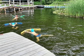 Natur pur: Was Fans am Öko-Bad Rechenberg-Bienenmühle schätzen - Natur pur ist beliebt bei allen Altersgruppen: Schwimmlager im Öko-Bad Rechenberg-Bienenmühle.