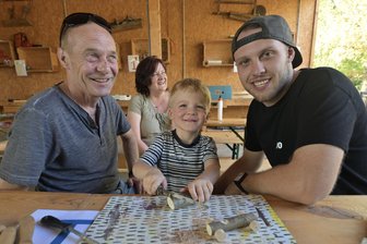 Natur trifft Kreativität: Kinder bauen Autos und Boote beim Eckersbacher Fest und machen Volkswagen Konkurrenz - Matteo Eismann und sein Ferrari. Randy Ponto (rechts) erklärte wie es geht. Der Vierjährige war mit seinen Großeltern Lutz Heinze und Kerstin Friedrich zum Stadtteilfest gekommen.