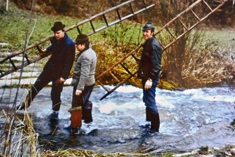 Natur- und Heimatfreunde verschönern seit 70 Jahren Erdmannsdorf - Seit 70 Jahren setzen sich die Natur- und Heimatfreunde für Erdmannsdorf ein. Der historische Schnappschuss zeigt die Ornithologen Rolf Barth, Heinz Weißbach und Günter Neumann (v. l.), in den 1980er Jahren beim Nistkastenaufbau.