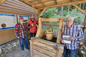 Natur- und Heimatfreunde weihen Agricola-Ecke ein - Die Agricola-Ecke wird eingeweiht - im Bild Wolfgang Prehl, stellvertretender Vereinsvorsitzender, Vereinschef Jörg Weller und Vereinsmitglied Christian Otto (v.li.).