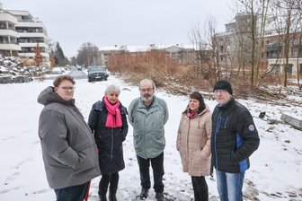 Natur, Verkehr, Parkplatznot: Neubau-Projekt am Fuße des Chemnitzer Kaßbergs treibt Anwohner um - Nachbarn bei einem Vor-Ort-Termin mit Thomas Scherzberg (Mitte), dem Vorsitzenden des Chemnitzer Agenda-Beirats. Auf dem Areal neben ihnen soll ein Neubau mit 46 Wohnungen errichtet werden.
