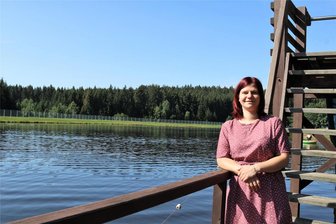 Naturbad feiert Saisonabschluss mit Rups und Toni - Geschäftsführerin Michelle Hof steht auf dem Rutschensteg des Naturbades von Johanngeorgenstadt.