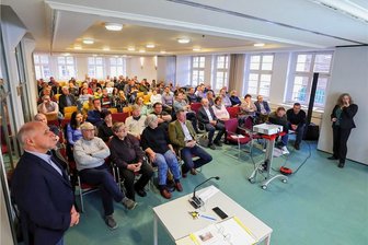 Naturbad für Lichtenstein: Einmalige Chance oder Kostenfalle? - Rund 90 Interessierte waren am Montagabend zur Einwohnerversammlung in den Lichtensteiner Ratssaal gekommen. Claudia Frank (rechts vorn) von der Stadtverwaltung informierte zum Projekt Naturbad.