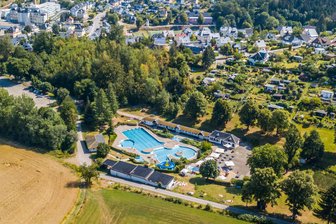 Naturbad im Erzgebirge versorgt sich bald selbst mit Sonnenstrom - Das Naturbad in Gornsdorf. Nun soll es sich bald autark mit Sonnenstrom versorgen.