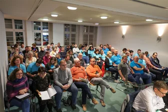 Naturbad Lichtenstein: CDU-Fraktionschef findet Pläne lachhaft - Die Mitglieder des Badvereins waren zur Ratssitzung am Montag stark vertreten. Erstmals trugen sie ihre neuen blauen T-Shirts.