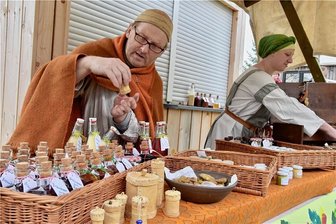 Naturbad Niederwiesa wird zum Naturmarkt - Carsten und Ulrike Lindner boten slawisches Allerlei - von Salben bis Liköre - an. Foto: 