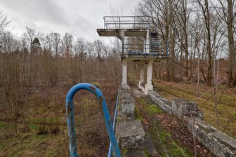 Naturbad-Projekt Lichtenstein: Stadtrat soll Farbe bekennen - Das ehemalige Lichtensteiner Stadtbad ist seit seiner Überflutung 2002 geschlossen, das alte Schwimmbecken hat sich längst zu einem Biotop entwickelt. Die christlichen Pfadfinder der Royal Rangers nutzen einen Teil des Areals.