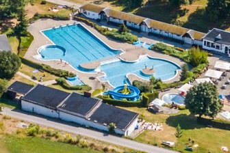 Naturbad steht wieder uneingeschränkt offen - Das Naturbad Gornsdorf aus der Vogelperspektive. 